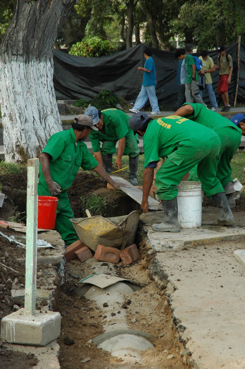 Trabajadores municipales mejoran veredas, parques y jardines de la ciudad de Lima este 2012