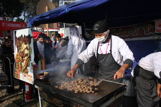 Cocineros en plena faena en Mixtura 2011