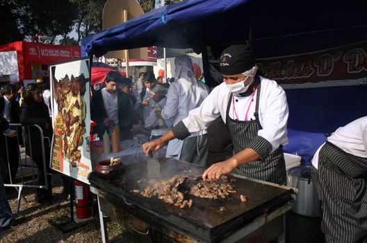 Cocineros en plena faena en Mixtura 2011