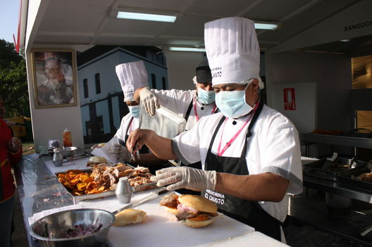 Cocineros en plena faena en Mixtura 2011