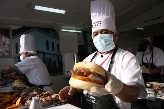 Cocineros en plena faena en Mixtura 2011