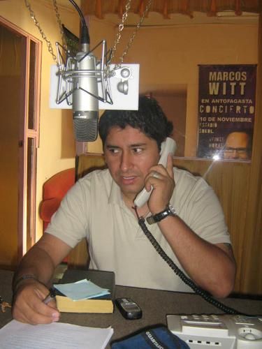 Personas hablando por teléfono