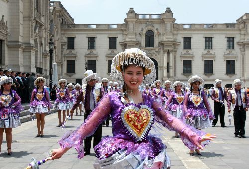 Danzas típicas en la Plaza de Armas de Lima