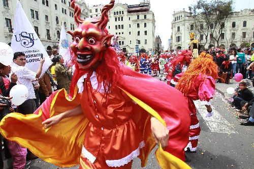 Danzas típicas en la Plaza de Armas de Lima