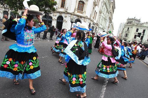 Danzas típicas en la Plaza de Armas de Lima