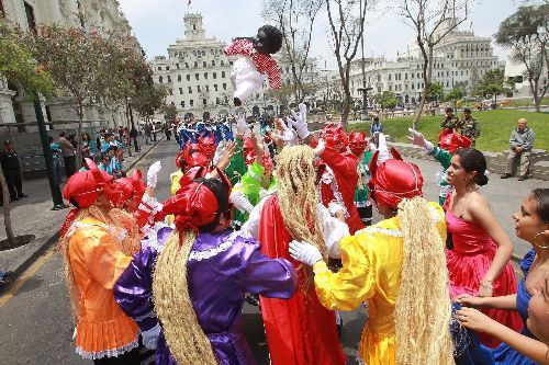 Danzas típicas en la Plaza de Armas de Lima