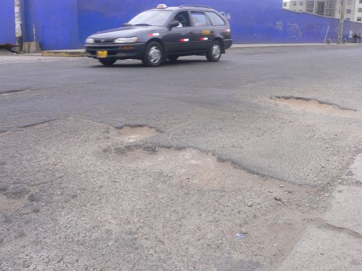 Las infaltables pistas rotas, con huecos, de la ciudad de Lima