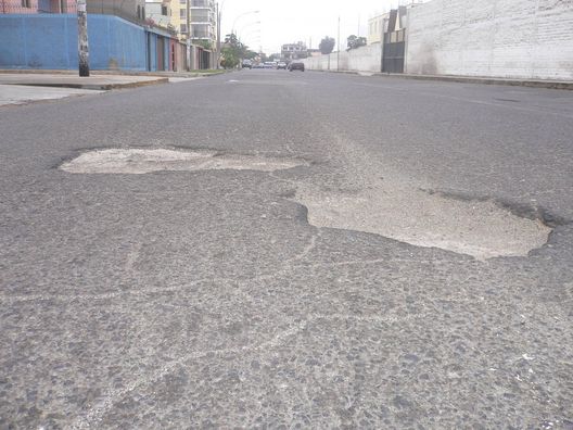 Las infaltables pistas rotas, con huecos, de la ciudad de Lima