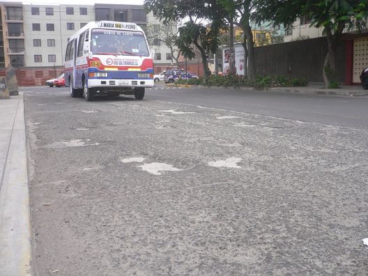 Las infaltables pistas rotas, con huecos, de la ciudad de Lima