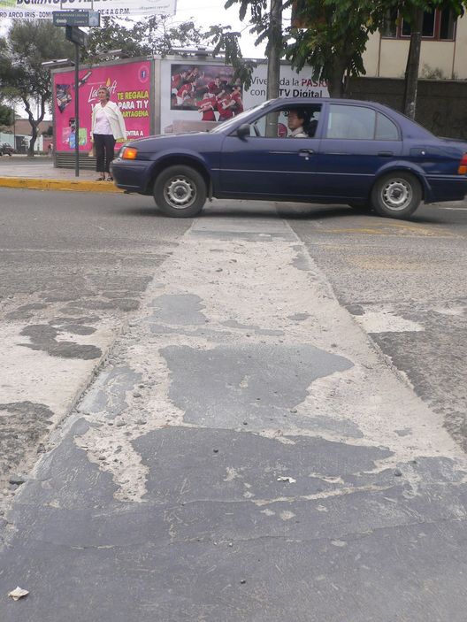 Las infaltables pistas rotas, con huecos, de la ciudad de Lima