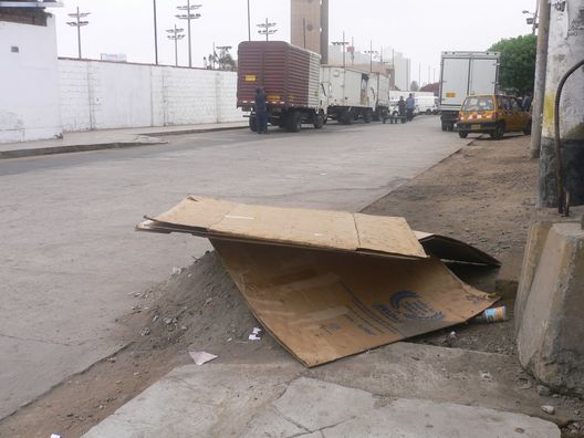 Las infaltables pistas rotas, con huecos, de la ciudad de Lima