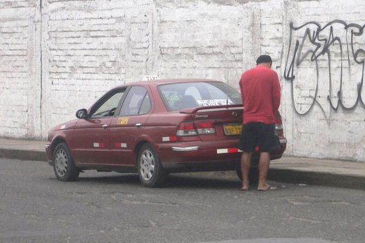 Un persona, un conductor, que no se puede contener y orina en la via pública