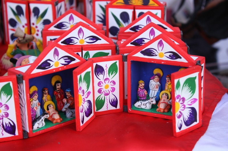 La empresa retablos ayacuchanos urbano sac. forma con un grupo de jovenes emprendedores artistas que difunden el arte del retablo de todo tipo
