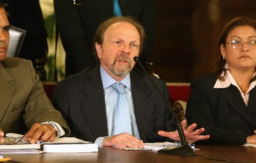 Presidente del Consejo de Ministros, Salomón Lerner, en onferencia de prensa sobre seguridad ciudadana