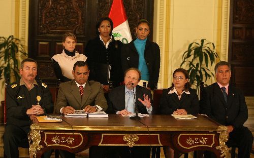 Presidente del Consejo de Ministros, Salomón Lerner, en onferencia de prensa sobre seguridad ciudadana