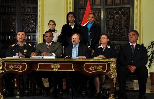 Presidente del Consejo de Ministros, Salomón Lerner, en onferencia de prensa sobre seguridad ciudadana