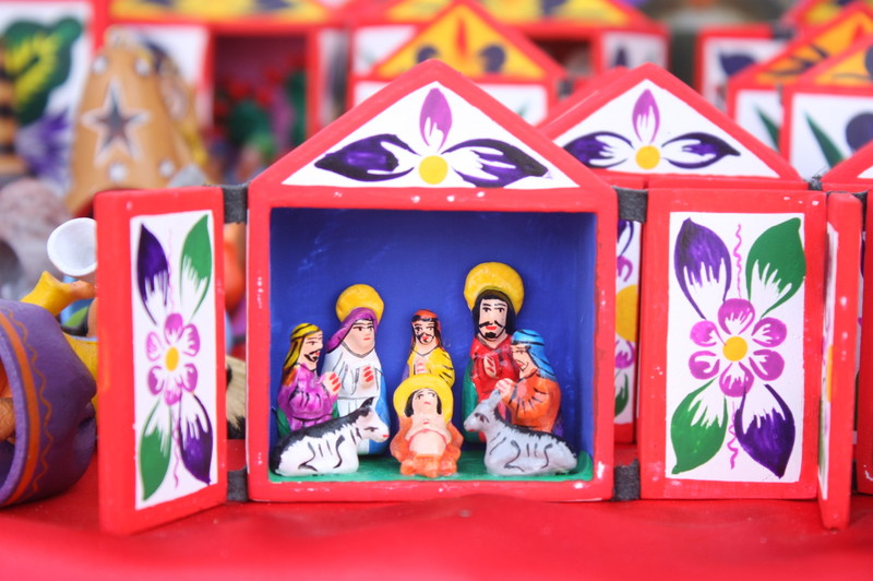 La empresa retablos ayacuchanos urbano sac. forma con un grupo de jovenes emprendedores artistas que difunden el arte del retablo de todo tipo