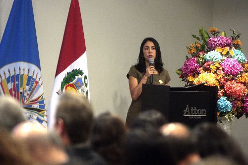 La primera Dama de la Nación, Nadine Heredia, en conferencia de prensa de la Universidad de Lima