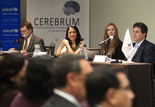 La primera Dama de la Nación, Nadine Heredia, en conferencia de prensa de la Universidad de Lima