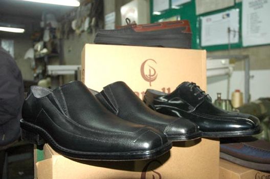 Zapatos de calle en una de las tantas tiendas del Jirón de la Unión