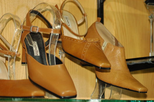 Zapatos de calle en una de las tantas tiendas del Jirón de la Unión