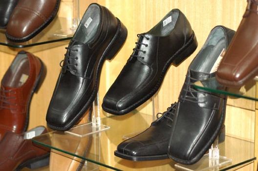 Zapatos de calle en una de las tantas tiendas del Jirón de la Unión
