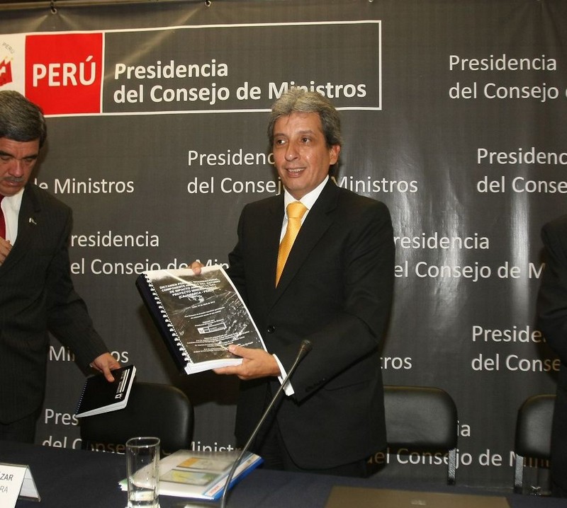 Ministro de Ambiente, Manuel Pulgar Vidal, junto a los titulares de Energía y Minas, Jorge Merino, y de Agricultura, Luis Ginocchio, durante conferencia de prensa en la PCM