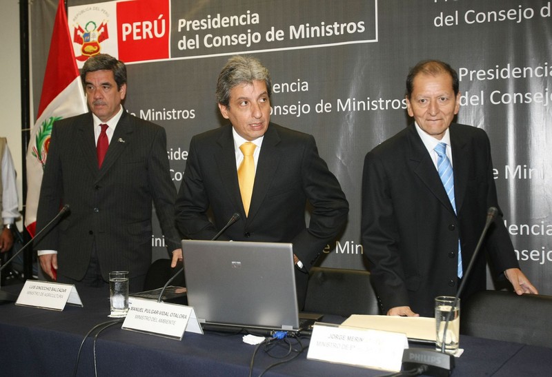 Ministro de Ambiente, Manuel Pulgar Vidal, junto a los titulares de Energía y Minas, Jorge Merino, y de Agricultura, Luis Ginocchio, durante conferencia de prensa en la PCM