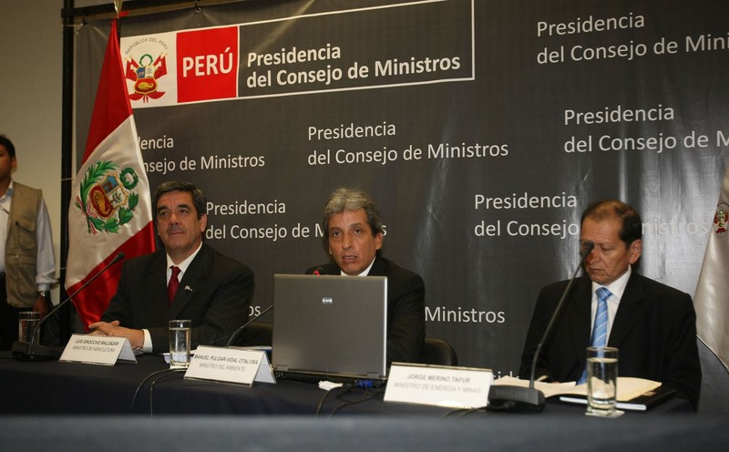 Ministro de Ambiente, Manuel Pulgar Vidal, junto a los titulares de Energía y Minas, Jorge Merino, y de Agricultura, Luis Ginocchio, durante conferencia de prensa en la PCM