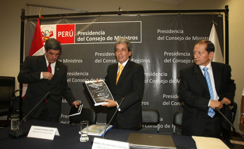 Ministro de Ambiente, Manuel Pulgar Vidal, junto a los titulares de Energía y Minas, Jorge Merino, y de Agricultura, Luis Ginocchio, durante conferencia de prensa en la PCM