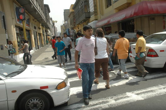 Personas, peatones, caminando en la Plaza de Armas de Lima