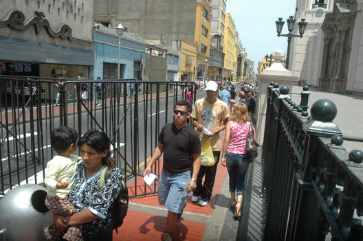 Personas, peatones, caminando en la Plaza de Armas de Lima