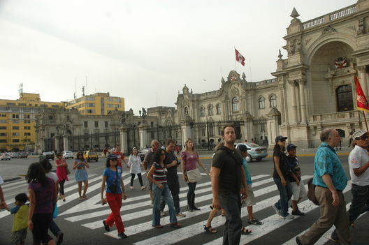 Personas, peatones, caminando en la Plaza de Armas de Lima