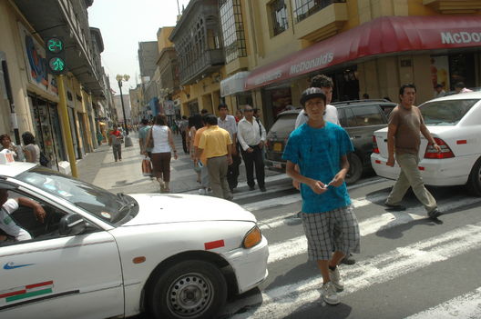 Personas, peatones, caminando en la Plaza de Armas de Lima