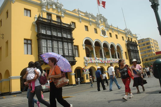 Personas, peatones, caminando en la Plaza de Armas de Lima