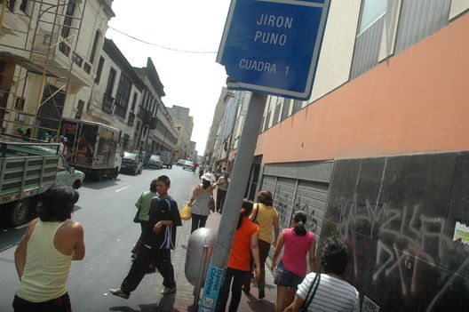 Personas, peatones, caminando en la Plaza de Armas de Lima