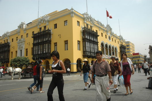 Personas, peatones, caminando en la Plaza de Armas de Lima