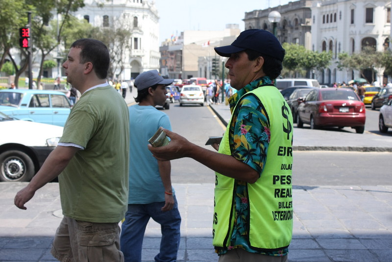 Cambistas del jirón Ocoña serán empadronados por la Policía Nacional a fin de evitar infiltrados