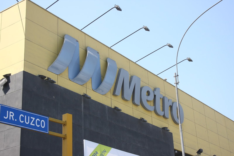 Imágenes del frontis del Supermercado Metro en la Avenida Emancipacion