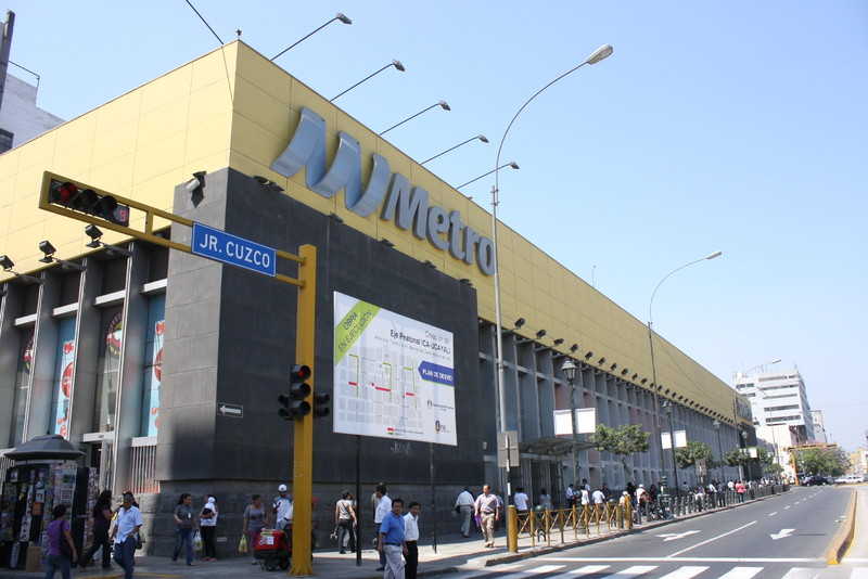 Imágenes del frontis del Supermercado Metro en la Avenida Emancipacion