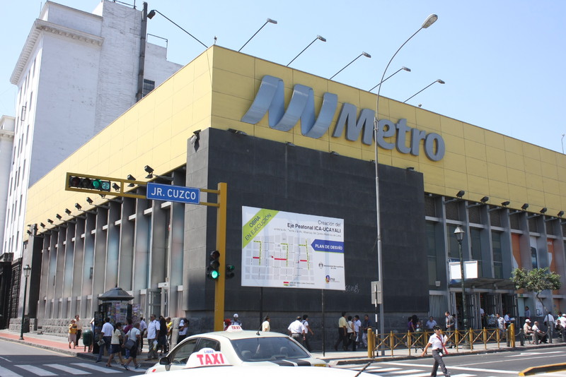 Imágenes del frontis del Supermercado Metro en la Avenida Emancipacion
