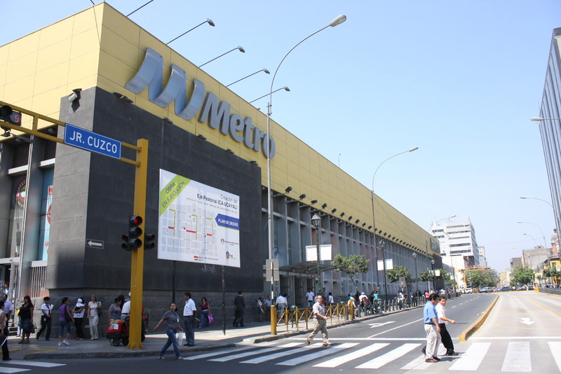 Imágenes del frontis del Supermercado Metro en la Avenida Emancipacion