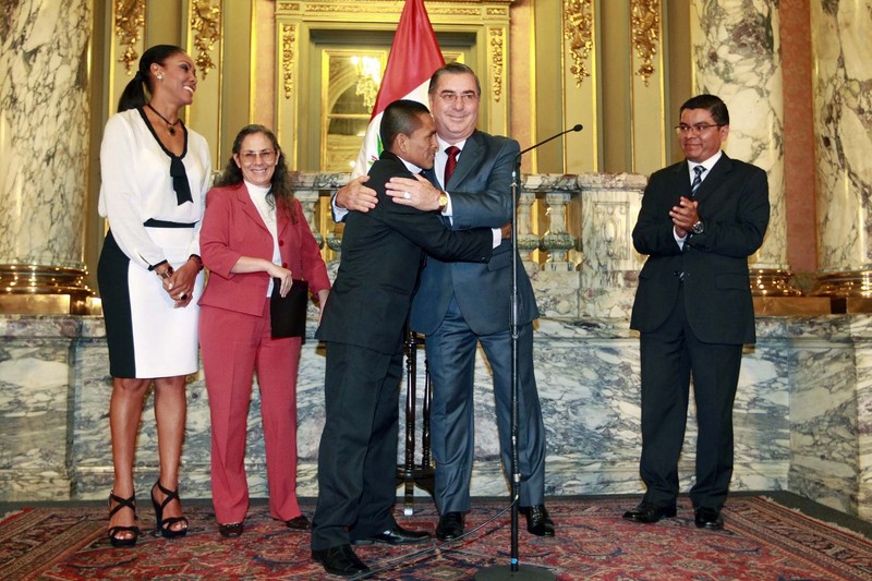 Alberto Rossel, campeón mundial minimosca de box, recibió los Laureles Deportivos en Palacio de Gobierno