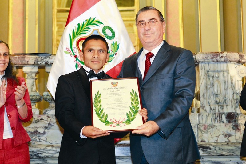 Alberto Rossel, campeón mundial minimosca de box, recibió los Laureles Deportivos en Palacio de Gobierno