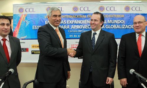 El ministro de Comercio Exterior y Turismo José Luis Silva Martinot en una conferencia de prensa