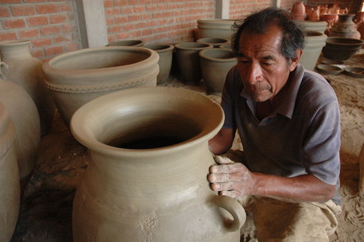 Artesanos de barro del distrito de Villa El Salvador
