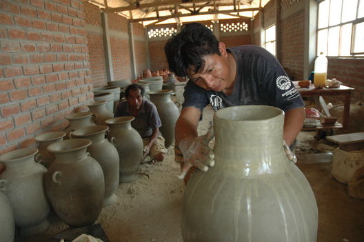 Artesanos de barro del distrito de Villa El Salvador