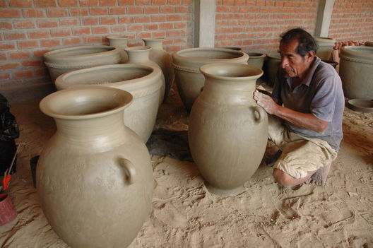 Artesanos de barro del distrito de Villa El Salvador