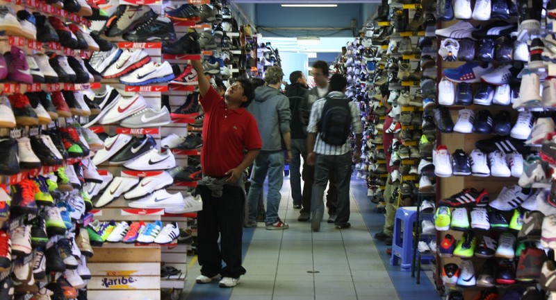 Interior del Centro Comercial Polvos Azules de Lima