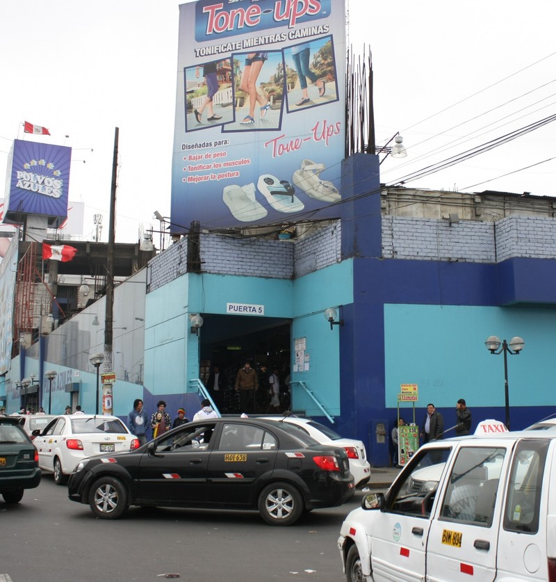 Interior del Centro Comercial Polvos Azules de Lima